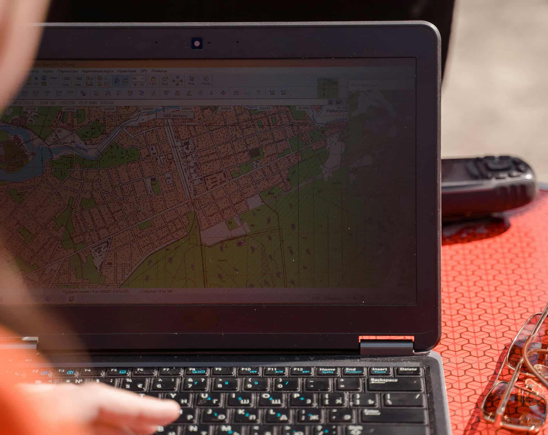 Combina agricolă în acțiune, gestionată prin tehnologia Internetul lucrurilor (IoT) pentru recoltare optimizată, creșterea productivității și reducerea costurilor.