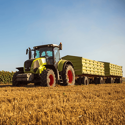 Tractor care transportă recolta.